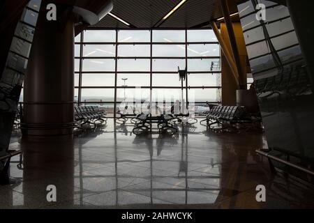 Moskau, Russland - Dezember 2019: Flughafen Vnukovo von Innen, Wartezimmer Stockfoto