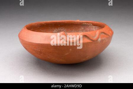 Inca. Redware Schüssel mit angespritztem Snake-wie-Formular auf Felge. 1450 - 1532. Peru, Southern. Keramik Stockfoto