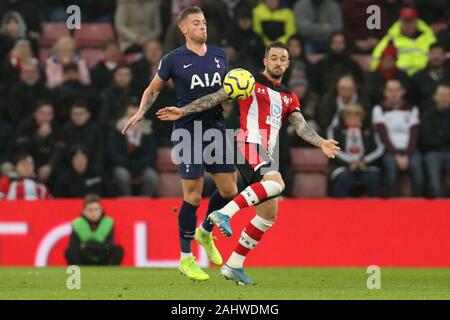 Southampton, Großbritannien. 1. Jan 2020. SOUTHAMPTON, ENGLAND - am 1. Januar Tottenham defender Toby Alderweireld Schlachten mit Southampton vorwärts Danny Ings während der Premier League Match zwischen Southampton und Tottenham Hotspur im St. Mary's Stadium, Southampton am Mittwoch, den 1. Januar 2020. (Credit: Jon Bromley | MI Nachrichten) das Fotografieren dürfen nur für Zeitung und/oder Zeitschrift redaktionelle Zwecke verwendet werden, eine Lizenz für die gewerbliche Nutzung Kreditkarte erforderlich: MI Nachrichten & Sport/Alamy leben Nachrichten Stockfoto