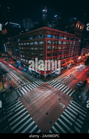Blick von der Kreuzung von Broadway und 7th Street in der Nacht in der Innenstadt von Los Angeles, Kalifornien Stockfoto