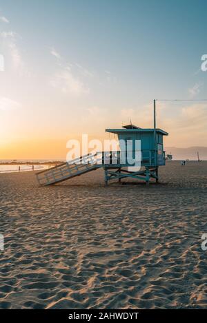 Rettungsschwimmer stehen am Strand bei Sonnenuntergang, in Venice Beach, Kalifornien Stockfoto