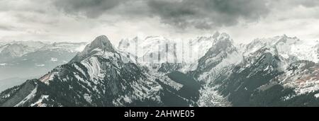 Panoramablick auf das Massiv des Alpstein in der Wintersaison Stockfoto