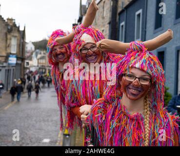 South Queensferry, Schottland, Großbritannien. 1. Jan 2020. Menschen in Fancy Dress, tauchen Sie ein in die Firth-of-Forth River bei Tag des alljährlichen Loony Dook in South Queensferry. Iain Masterton/Alamy leben Nachrichten Stockfoto