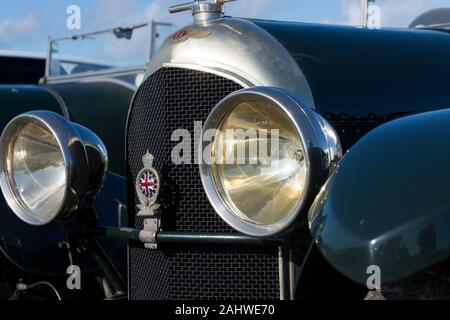 2 3/4 1/2 Vintage Bentleys in einem Feld, getrennte, gemeinsam und mit Details 17 Bilder Stockfoto