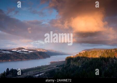 Dies ist Crown Point mit den ikonischen Viata Haus mit Blick auf den Columbia River Gorge. Dieses Bild habe ich im Winter doring Eine intensive Sonnenuntergang. Stockfoto