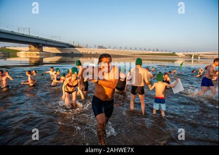 Nijmegen, Niederlande. 1 Jan, 2020. Eine Gruppe von Menschen aus dem kalten Wasser. Das Klima Tauchen ist eine Variante des Tauchgangs die jährliche Neues Jahr. Hunderte von Menschen ging für ein erfrischendes Bad in den Strand von Spiegelwaal in der niederländischen Stadt Nijmegen. In diesem Jahr wurde durch die unabhängige Umweltorganisation Milieudefensie organisiert. Diese Organisation hielt mehrere 'Klima' Tauchgänge rund um das Land, die niederländische Regierung, dass das Klima im Jahr 2020 ernste zu zeigen. Credit: Ana Fernandez/SOPA Images/ZUMA Draht/Alamy leben Nachrichten Stockfoto