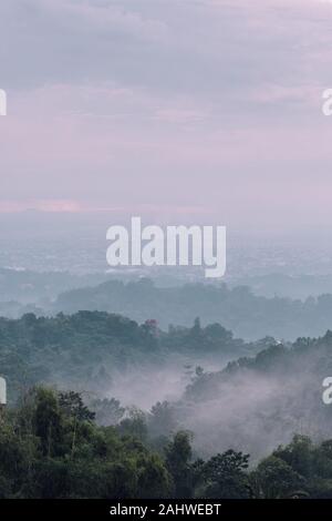 Foggy Mountain View in Antipolo, Rizal, Philippinen Stockfoto