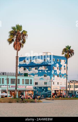 Gebäude entlang der Küste Spaziergang in Venice Beach, Los Angeles, Kalifornien Stockfoto