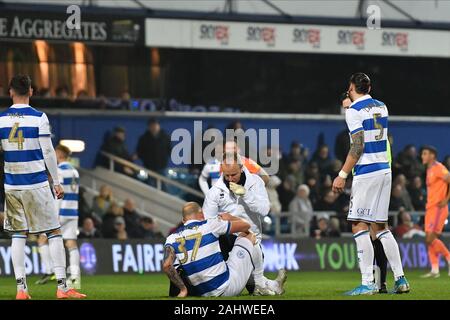 London, Großbritannien. 1. Jan 2019. Toni Leistner von QPR erhält Behandlung während der Sky Bet Championship Match zwischen den Queens Park Rangers und Cardiff City an der Loftus Road Stadium, London am Mittwoch, dem 1. Januar 2020. (Credit: Ivan Jordanov | MI Nachrichten) das Fotografieren dürfen nur für Zeitung und/oder Zeitschrift redaktionelle Zwecke verwendet werden, eine Lizenz für die gewerbliche Nutzung Kreditkarte erforderlich: MI Nachrichten & Sport/Alamy leben Nachrichten Stockfoto