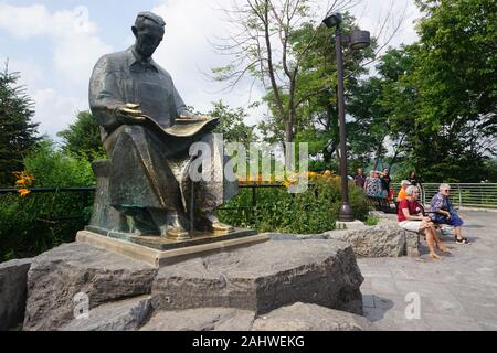 Niagara Falls, NY: Touristen auf Goat Island in der Nähe der Statue von Nicola Tesla entspannen. Stockfoto