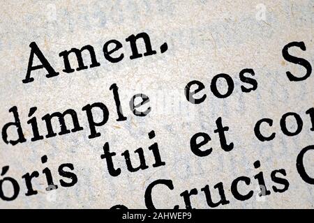 Gedruckte Wort Amen auf einer Seite eines alten Gebetbuch mit einigen lateinischen Wörter Stockfoto