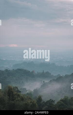 Foggy Mountain View in Antipolo, Rizal, Philippinen Stockfoto