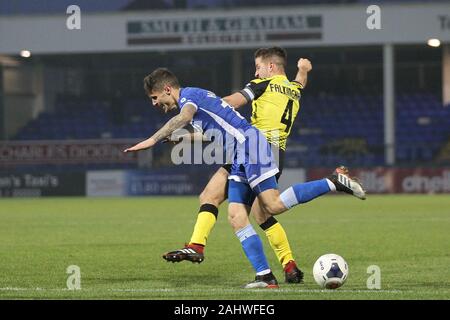 HARTLEPOOL, ENGLAND - am 1. Januar Josh Falkingham von Harrogate Stadt Schlachten mit Gavan Holohan von Hartlepool United während des Vanarama nationalen Liga Match zwischen Hartlepool United und Harrogate Stadt im Victoria Park, Hartlepool am Mittwoch, den 1. Januar 2020. (Credit: Mark Fletcher | Kredit: MI Nachrichten & Sport/Alamy leben Nachrichten Stockfoto