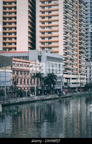 Gebäude entlang der Pasig River, in Binondo, Manila, Philippinen Stockfoto