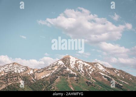 Blick auf die schneebedeckten Berge der Wasatch Range, Orem, Utah Stockfoto