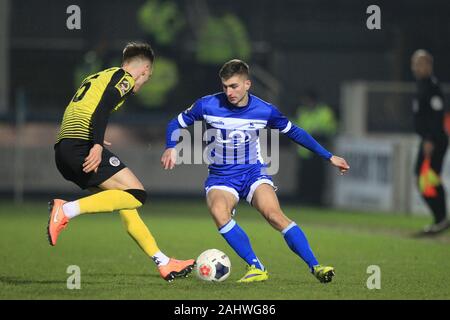 HARTLEPOOL, ENGLAND - am 1. Januar Tyler Hamilton von Hartlepool United in Aktion mit Alex Bradley von Harrogate Stadt während der Vanarama nationalen Liga Match zwischen Hartlepool United und Harrogate Stadt im Victoria Park, Hartlepool am Mittwoch, den 1. Januar 2020. (Credit: Mark Fletcher | Kredit: MI Nachrichten & Sport/Alamy leben Nachrichten Stockfoto