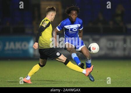 HARTLEPOOL, ENGLAND - Januar 1st Peter Kioso von Hartlepool United in Aktion mit Alex Bradley von Harrogate Stadt während der Vanarama nationalen Liga Match zwischen Hartlepool United und Harrogate Stadt im Victoria Park, Hartlepool am Mittwoch, den 1. Januar 2020. (Credit: Mark Fletcher | Kredit: MI Nachrichten & Sport/Alamy leben Nachrichten Stockfoto