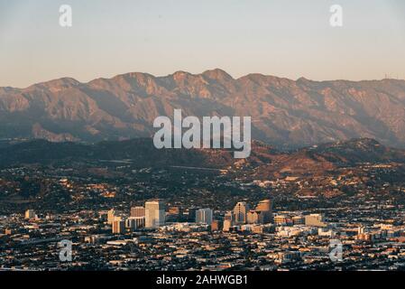 Blick auf Glendale und die San Gabriel Mountains, von Griffith Park in Los Angeles, Kalifornien Stockfoto