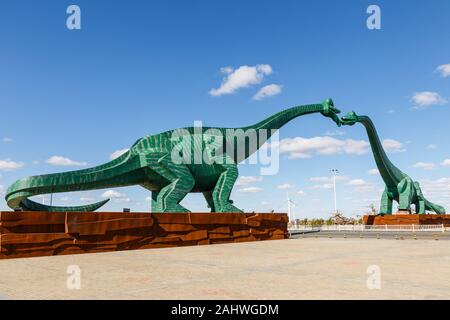 Erenhot, der Inneren Mongolei, China - 23. September 2018: Zwei grüne küssen Dinosaurier. Statuen von zwei Dinosaurier, die sich auf beiden Seiten der Straße in der Nähe der Stockfoto