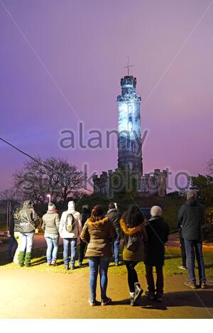 Edinburgh, Schottland, Großbritannien. 1. Jan 2020. Die Worte des berühmten Schriftstellers Robin Robertson mit Bildern Ausleuchten der Nelson Denkmal auf dem Calton Hill. Läuft vom 1. bis zum 25. Januar, Teil von Edinburgh's Hogmanay feiern, Nachricht vom Himmel, Küstenlinien, eine Sammlung von Briefen nach Schottland zu unseren Beziehungen mit unseren Meeren, Gewässer und Küsten und unsere maritime Erbe widerspiegelt. Quelle: Craig Brown/Alamy leben Nachrichten Stockfoto