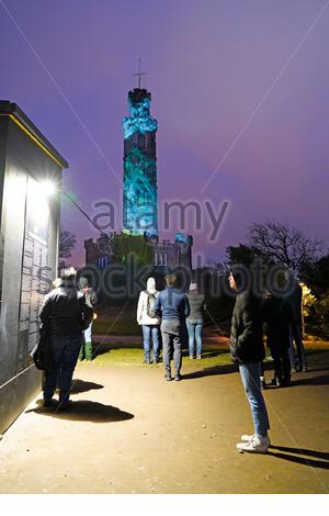 Edinburgh, Schottland, Großbritannien. 1. Jan 2020. Die Worte des berühmten Schriftstellers Robin Robertson mit Bildern Ausleuchten der Nelson Denkmal auf dem Calton Hill. Läuft vom 1. bis zum 25. Januar, Teil von Edinburgh's Hogmanay feiern, Nachricht vom Himmel, Küstenlinien, eine Sammlung von Briefen nach Schottland zu unseren Beziehungen mit unseren Meeren, Gewässer und Küsten und unsere maritime Erbe widerspiegelt. Quelle: Craig Brown/Alamy leben Nachrichten Stockfoto