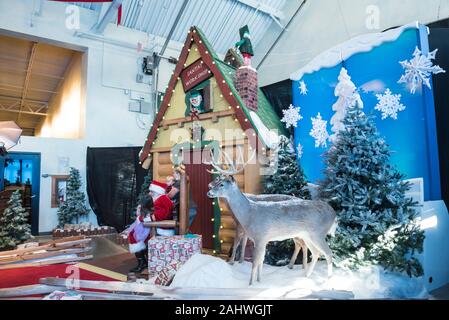 Familien, Santa's Workshop mit einem ausgestopften Rentier und Weihnachtsschmuck in Bass Pro Shops, Gainesville, Florida. Stockfoto