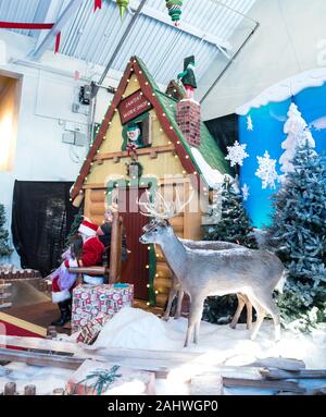 Familien, Santa's Workshop mit einem ausgestopften Rentier und Weihnachtsschmuck in Bass Pro Shops, Gainesville, Florida. Stockfoto