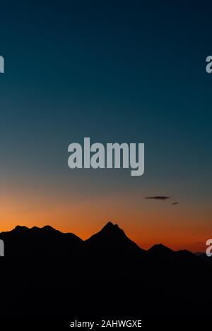 Silhouette Graten bei Sonnenuntergang, von Malibu Canyon Overlook in Malibu, Kalifornien Stockfoto