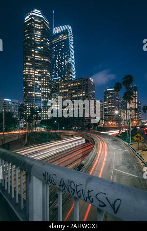 Langzeitbelichtung nacht Stadtbild Blick auf den 110 Freeway und Downtown Los Angeles Skyline Stockfoto