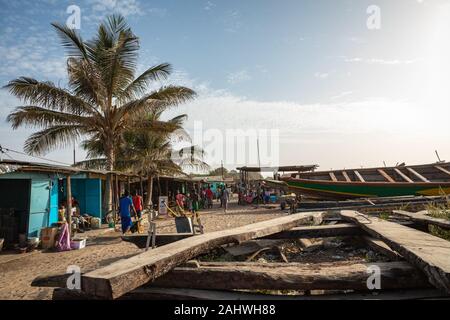 TANJI, Gambia - November 21, 2019: traditionelle Fischerboote in Tanji. Fischerdorf. Gambia, Westafrika. Stockfoto