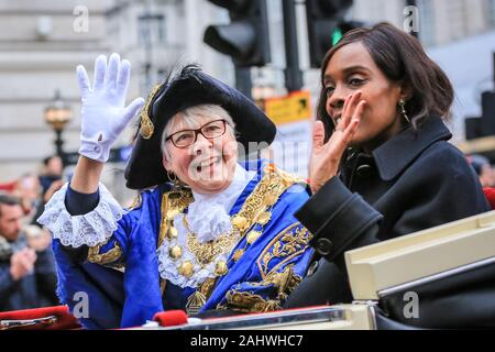 Central London, 1. Jan 2020. Der Oberbürgermeister von Westminster, Ratsmitglied Ruth Bush, Wellen an die Massen. London Ringe in 2020 mit Day Parade der jährlichen 'Londons neues Jahr', mehr liebevoll von Londonern bekannt als LNYDP, und seine spektakulären Darbietungen entlang einer Route durch das Zentrum von London. Credit: Imageplotter/Alamy leben Nachrichten Stockfoto