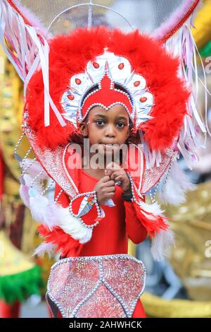 Central London, 1. Jan 2020. Ein junger Schauspieler in Karneval Outfit mit den Kanzleien. London Ringe in 2020 mit Day Parade der jährlichen 'Londons neues Jahr', mehr liebevoll von Londonern bekannt als LNYDP, und seine spektakulären Darbietungen entlang einer Route durch das Zentrum von London. Credit: Imageplotter/Alamy leben Nachrichten Stockfoto