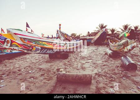 TANJI, Gambia - November 21, 2019: traditionelle Fischerboote in Tanji. Fischerdorf. Gambia, Westafrika. Stockfoto