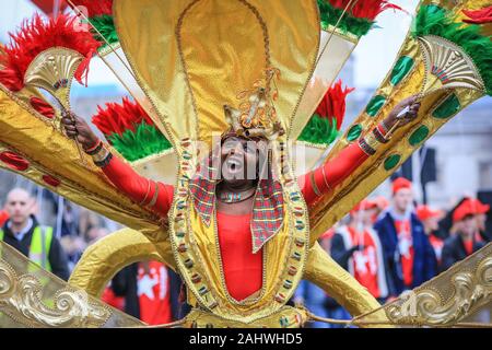 Central London, 1. Jan 2020. Die Londoner Pearly Könige und Königinnen, die mit ihren Familien, die an der Parade teilnehmen. London Ringe in 2020 mit Day Parade der jährlichen 'Londons neues Jahr', mehr liebevoll von Londonern bekannt als LNYDP, und seine spektakulären Darbietungen entlang einer Route durch das Zentrum von London. Credit: Imageplotter/Alamy leben Nachrichten Stockfoto