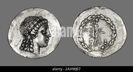 Antike Griechische. Tetradrachme (Münze) Darstellung des Gottes Apollo Gryneios. 200 v. Chr. - 1 v. Chr.. Griechenland. Silber Vorderseite Kopf des Apollo laureate zu rightReverse Apollo marschieren Rechts, Holding patera und garlanded Laurel Branch; zu seinen Füßen omphalos und diota Stockfoto