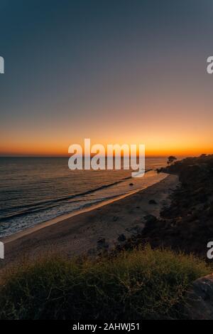 Sonnenuntergang über dem Pazifik im El Pescador State Beach, Malibu, Kalifornien Stockfoto