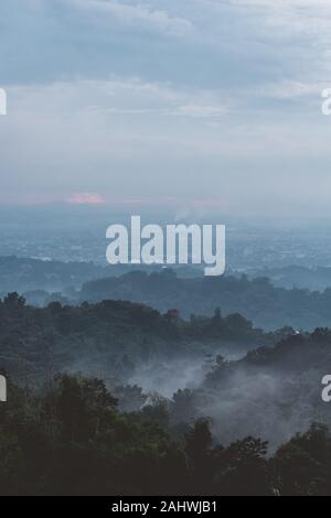 Foggy Mountain View in Antipolo, Rizal, Philippinen Stockfoto