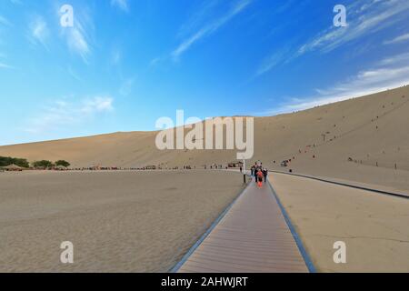 Sandkletterer auf den Dünen rund um Crescent Lake-Yueyaquan Oase. Dunhuang-Gansu-China-0680 Stockfoto