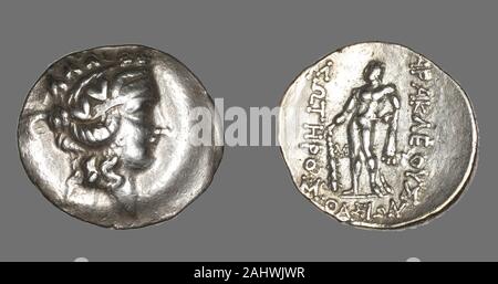 Antike Griechische. Tetradrachme (Münze) Darstellung des Gottes Dionysos. 146 v. Chr.. Thásos. Silber Vorderseite Kopf des Dionysos, rechts, Efeu-crownedReverse Herakles, stehend links, mit Club & lion skinHerakles war der vollendete Held. Tempel in Griechenland und in Italien wurden ihm gewidmet, der Sohn des Zeus, und Römer, die ihn als Hercules kannte, ihn als Vorbild gefeiert. Mit roher Kraft, Entschlossenheit und gerade genug Intelligenz, Herakles seine berühmten Zwölf Arbeiten, unsterblich zu werden. Herakles ist leicht erkennbar an seinem knorrigen Club und Lion's Haut. Letzteres bezieht sich auf seine erste Arbeit, Stockfoto