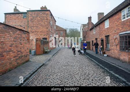 Straßenszene in Zeiten Edwards, Black Country Living Museum, Dudley, Großbritannien Stockfoto