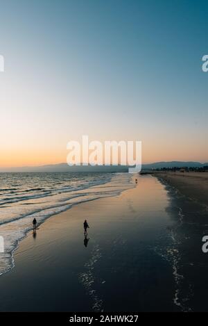 Blick auf den Strand bei Sonnenuntergang, in Venice Beach, Los Angeles, Kalifornien Stockfoto