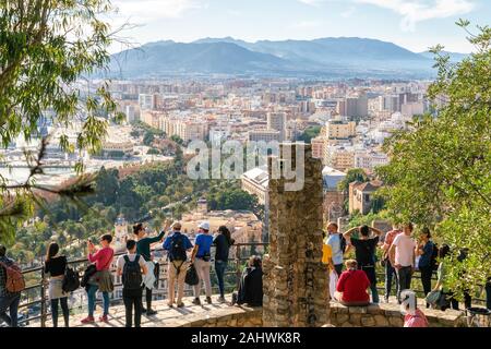 25. Dezember 2019 - Málaga, Spanien. Die Menschen genießen Sie den Blick über Malaga Stadt aus der Sicht in Richtung Burg Gibralfaro. Stockfoto