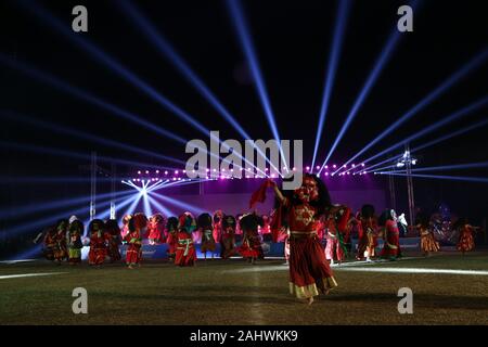 Kathmandu, Nepal. 1 Jan, 2020. Nepalesische Maske Tänzerin führt die traditionellen Tanz bei der Eröffnung der Kampagne 2020 besuchen Nepal in Kathmandu, Nepal am Mittwoch, dem 1. Januar 2020. Credit: Dipen Shrestha/ZUMA Draht/Alamy leben Nachrichten Stockfoto