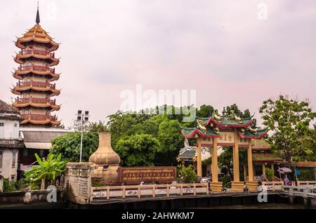 BANGKOK, THAILAND - 23 Dezember, 2018: Blick vom Fluss Chao Phraya Der 8 stöckige Pagode in der Chee Chin Khor moralisch erhebend Gesellschaft Tempel. Stockfoto