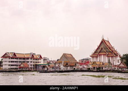 BANGKOK, THAILAND - 23. Dezember 2018: Wat Kanlayanamit (Varamahavihara) ein buddhistischer Tempel am Ufer des Chao Phraya Fluss in Bangkok. Stockfoto