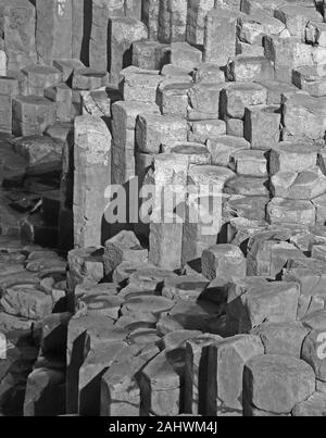 Massive Basaltsäulen und Stepping Stones Giant's Causeway in Schwarz und Weiß, County Antrim, Nordirland, Großbritannien. Stockfoto