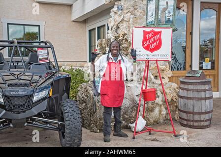Heilsarmee Lady die Glocke für Spenden in der Weihnachtszeit klingeln. Stockfoto