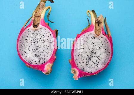 Drachen exotische Früchte auf blauem Hintergrund, Makro. Abschnitt eines reifen Pitahaya oder Pitaya, Textur. Süsse saftige tropische Früchte Oberfläche Stockfoto