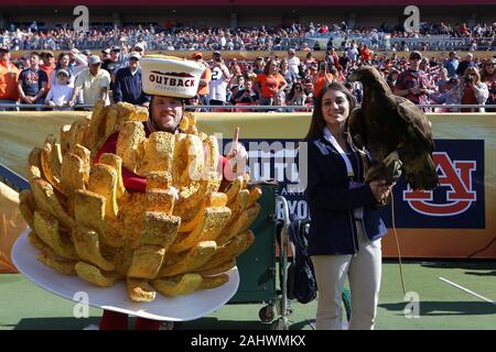 Tampa, Florida, USA. 1 Jan, 2020. Der Auburn Universität Golden Eagle Aurea vor dem Outback Bowl NCAA Football Spiel zwischen den Minnesota Gopher und die Auburn Tiger bei Raymond James Stadium in Tampa, Florida statt. Andrew J. Kramer/Cal Sport Media/Alamy leben Nachrichten Stockfoto