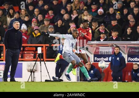 NOTTINGHAM, ENGLAND - am 1. Januar Amari' ich Bell (17), Blackburn Rovers Schlachten mit Alfa Semedo (17) von Nottingham Forest während der Sky Bet Championship Match zwischen Nottingham Forest und die Blackburn Rovers in der Stadt Boden, Nottingham am Mittwoch, den 1. Januar 2020. (Credit: Jon Hobley | MI Nachrichten) das Fotografieren dürfen nur für Zeitung und/oder Zeitschrift redaktionelle Zwecke verwendet werden, eine Lizenz für die gewerbliche Nutzung Kreditkarte erforderlich: MI Nachrichten & Sport/Alamy leben Nachrichten Stockfoto